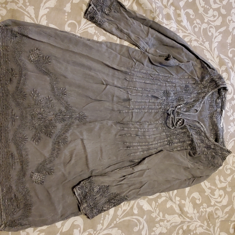 Solitaire embroidered grey tunic Size M 100%rayon